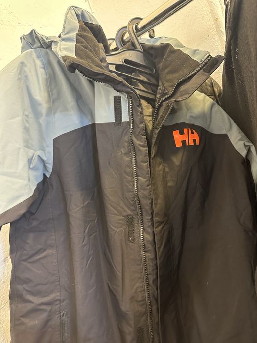 Продавам яке helly hansen