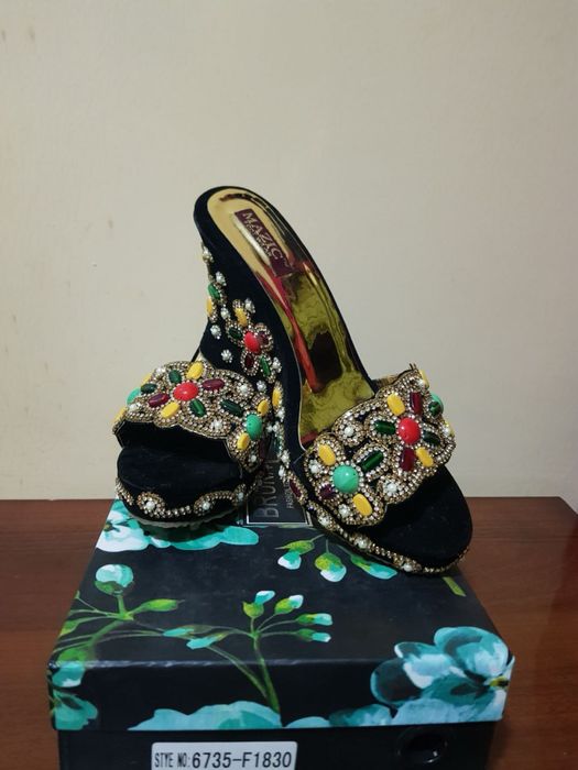 обув Нарядный тапочка