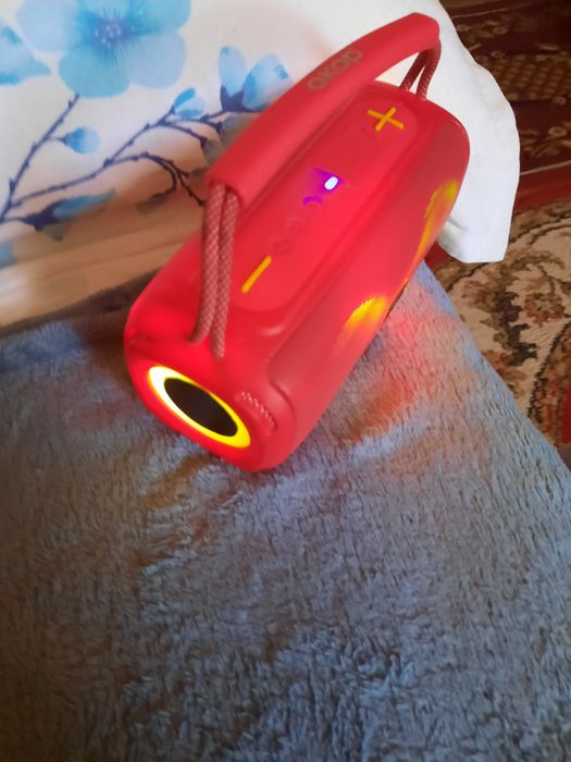 Dau boxa portabila pe telefoane stricate.