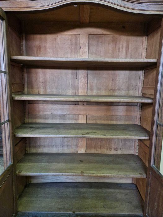 Дъбова витринна библиотека с фина дърворезба