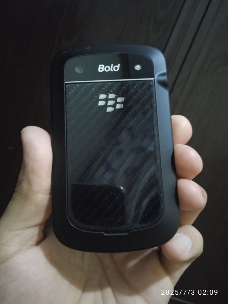 Blackberry 9900.