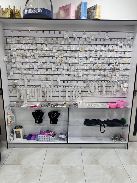 Srochna arzonga vitrina sotiladi