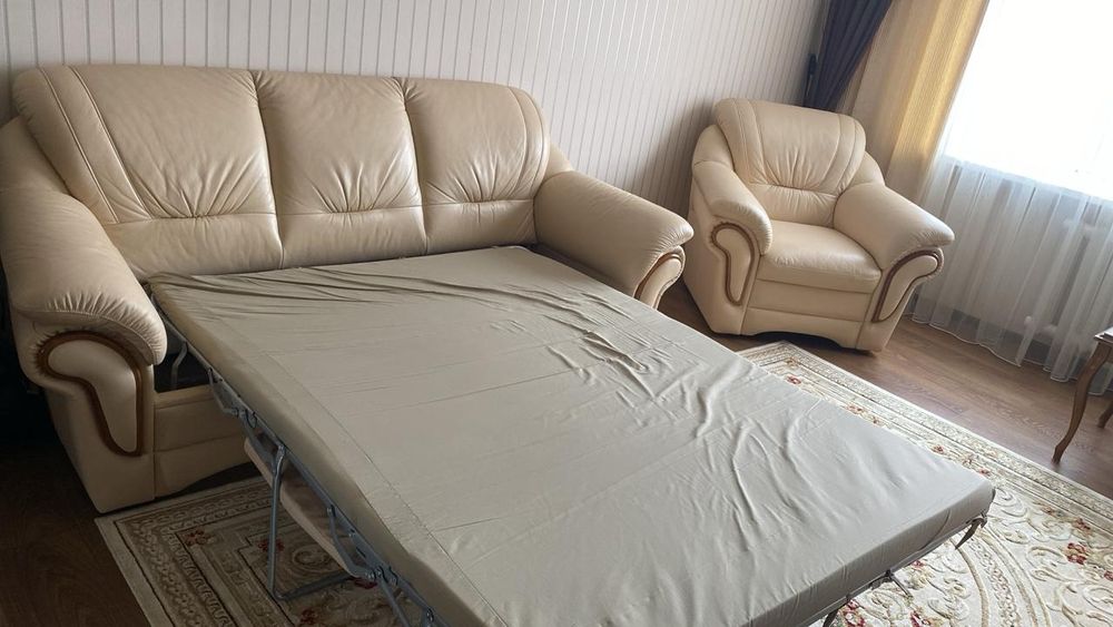 Кожаный диван и кресло