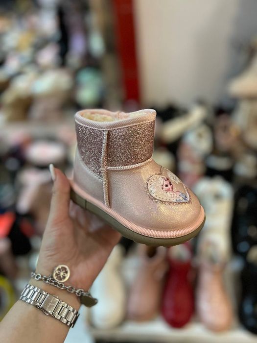 Ugg fetite imblanite