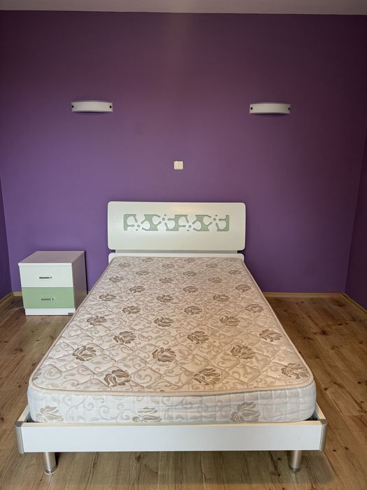 Спалня; зелен и бял цвят; легло, матрак, гардероб, нощно шкафче, бюро.