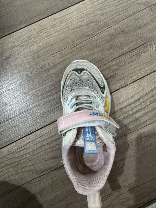 Продам детские кроссовки