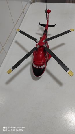 Elicopter de jucărie pt operațiuni de stingere a incendiilor.