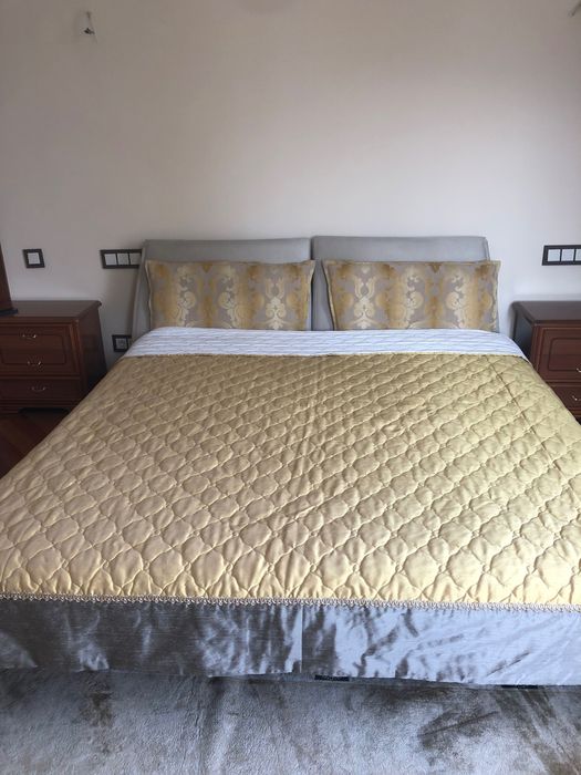 Кровать и прикроватные тумбочки