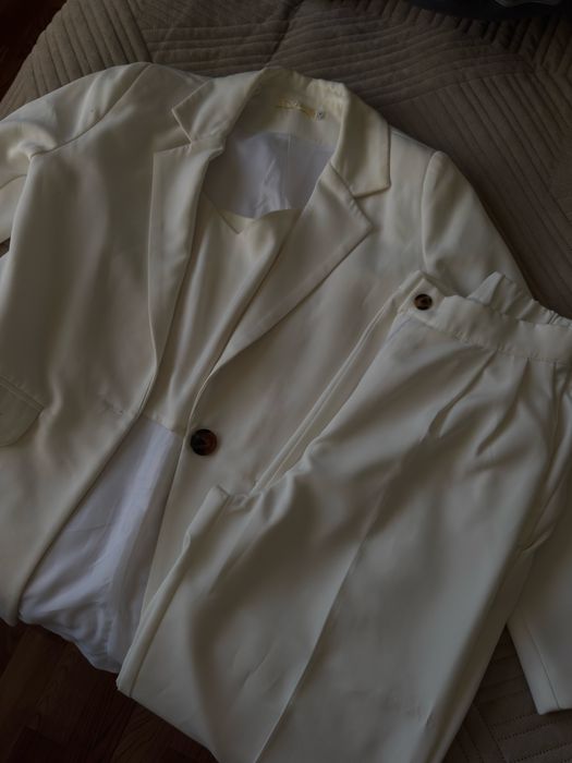 Продам белый классический костюм тройку