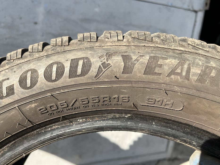 2 бр. зимни гуми 205/55/16 GoodYear 4,5 mm DOT 3720