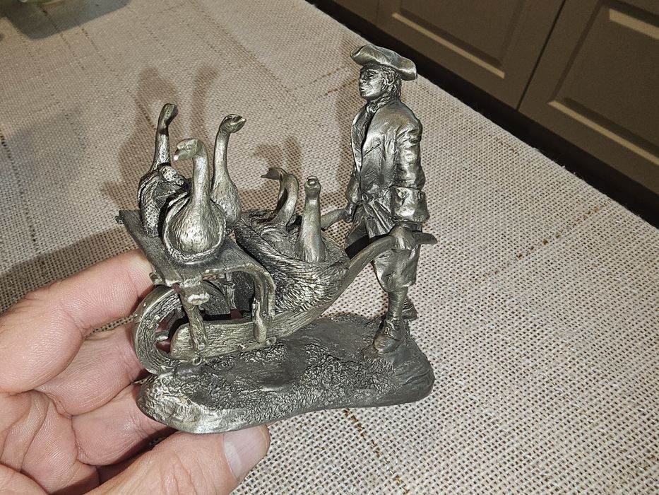 Statui metalice vechi.