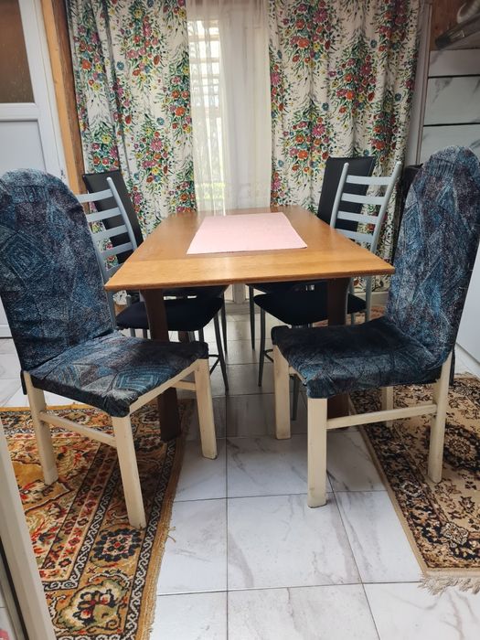 Masă de lemn extensibilă