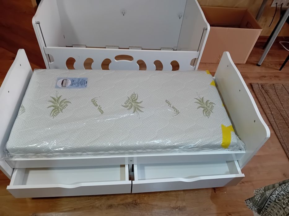 Продавам комбинирано бебешко легло.