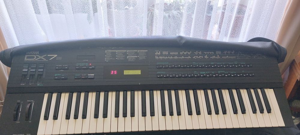 Yamaha DX7S synth