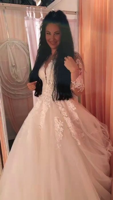 Vand rochita de mireasa. De la luada style