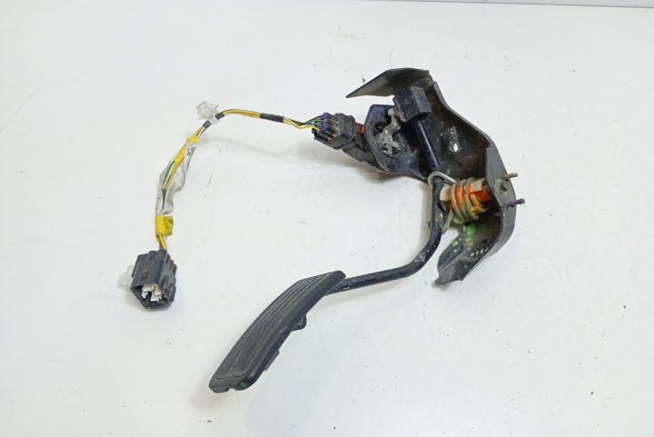 Pedala acceleratie Toyota Avensis a 2-a generatie T25 (facelift) seri
