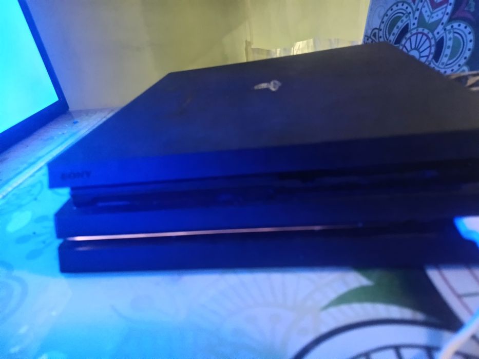 Vand PS 4 pro, motivul vânzări este nefolosirea.