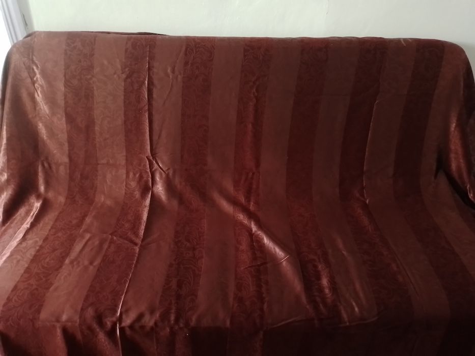 Продам шторы бордовые