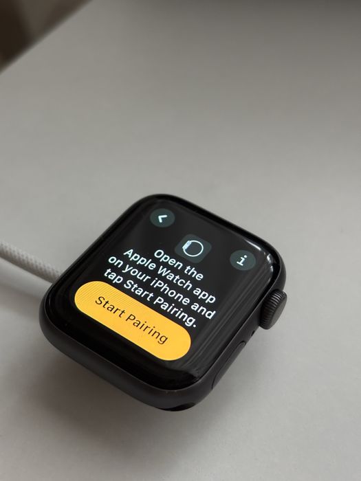 Apple Watch Series 4 - 40mm Space Gray(Aluminum) + Black Sport Band