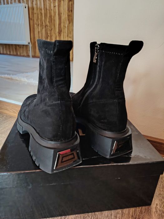 Ghete din piele intoarsa, 36