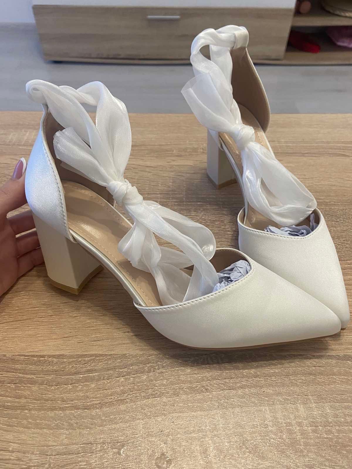 Бели сатенени обувки на висок ток, сватбени обувки