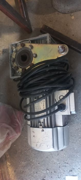 Motor electric cu reductor