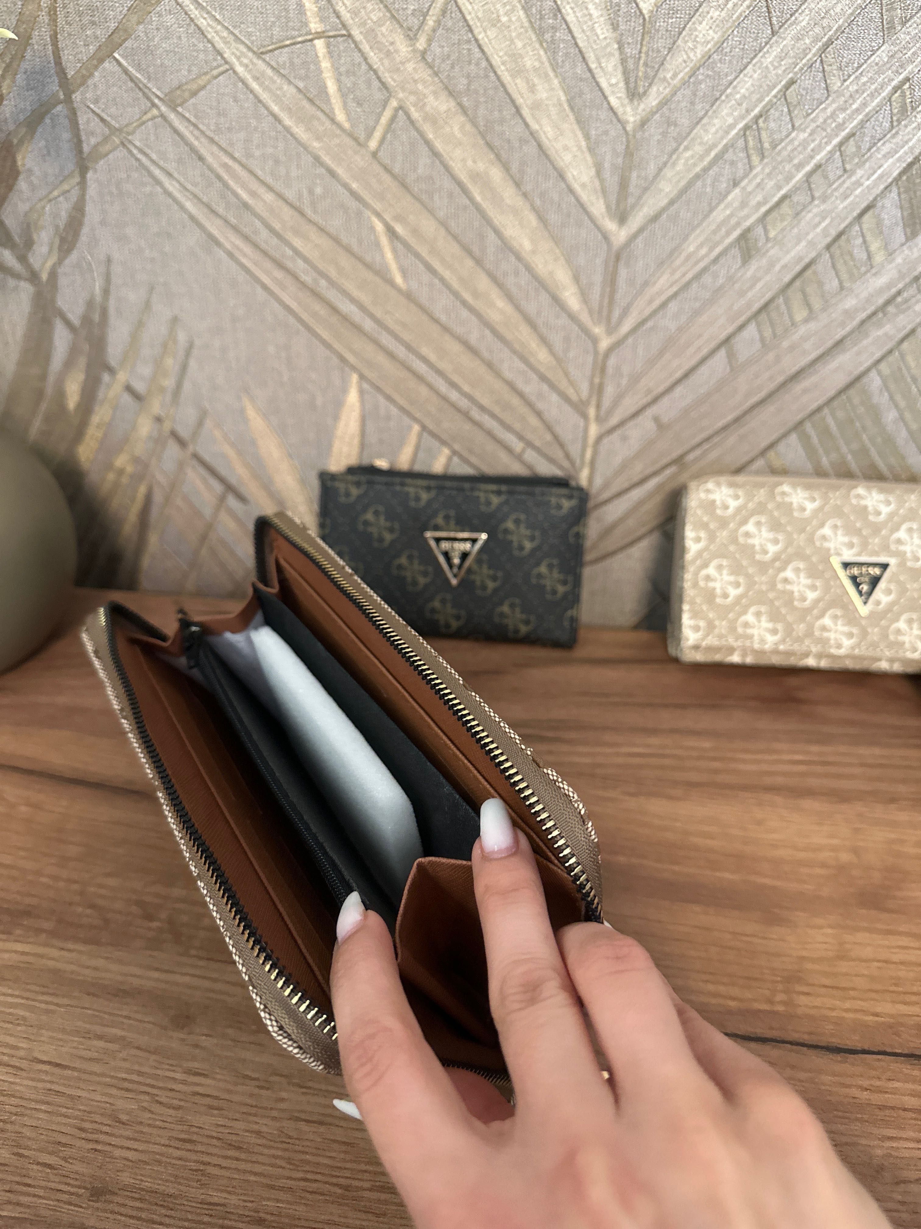 РАЗПРОДАЖБА Дамски портфейл Guess