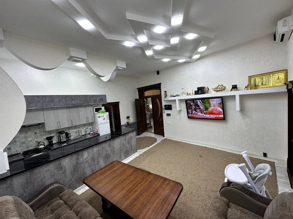 Hovli sotiladi srochna