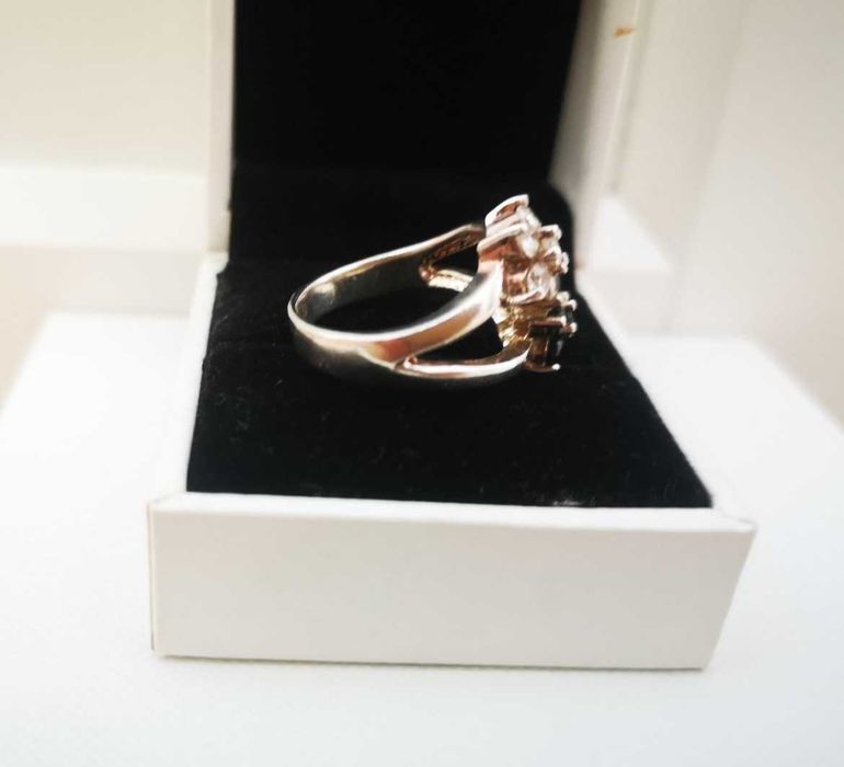 Сребърен пръстен с цветя от цирконий