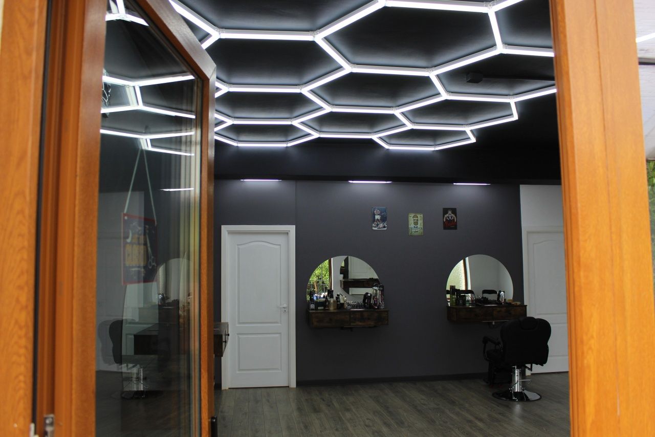Autentique Art cauta coleg frizer