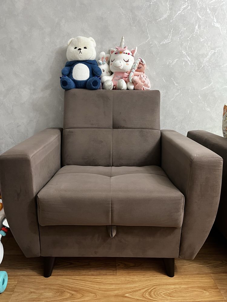 Продам диван с креслом и пуф
