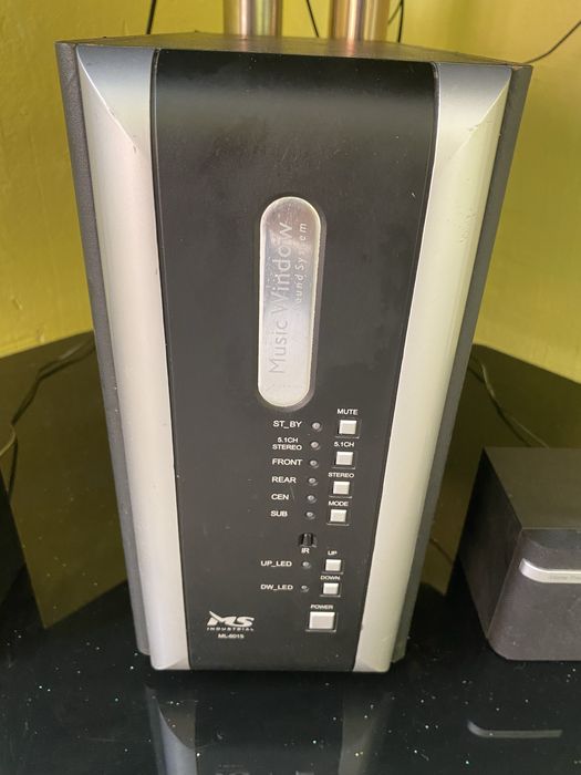 Тумба стекляная с акустикой 5.1