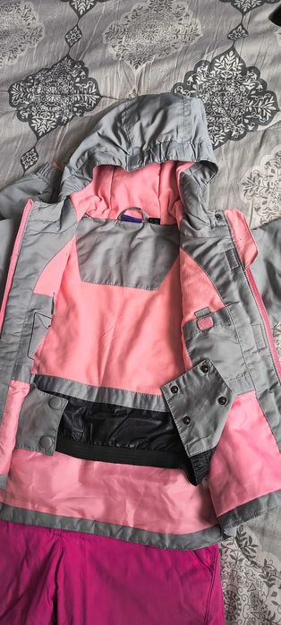 Подарявам яке и зимен гащеризон.