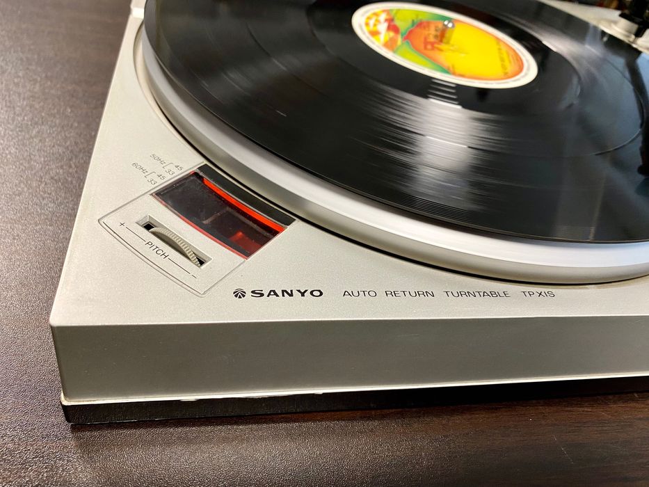 Отличен грамофон Sanyo