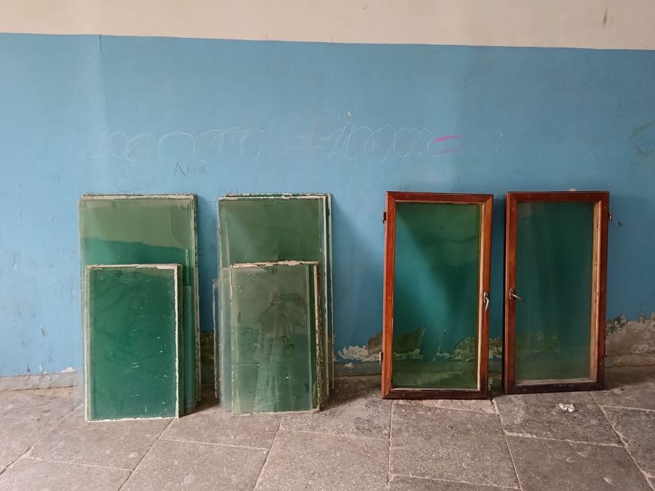 Стекла размером 100*70 примерно несколько штук