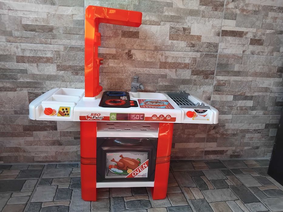 Детска кухня с посуда към нея