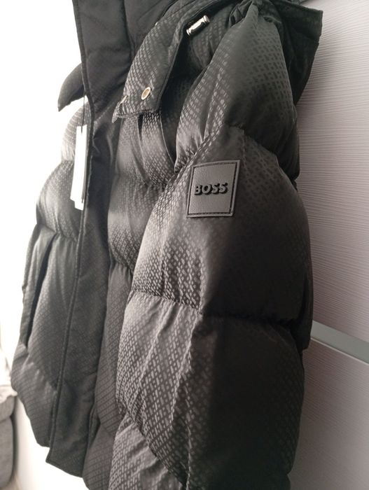 Geaca de iarna BOSS.Originala.Marimea L/50.Noua