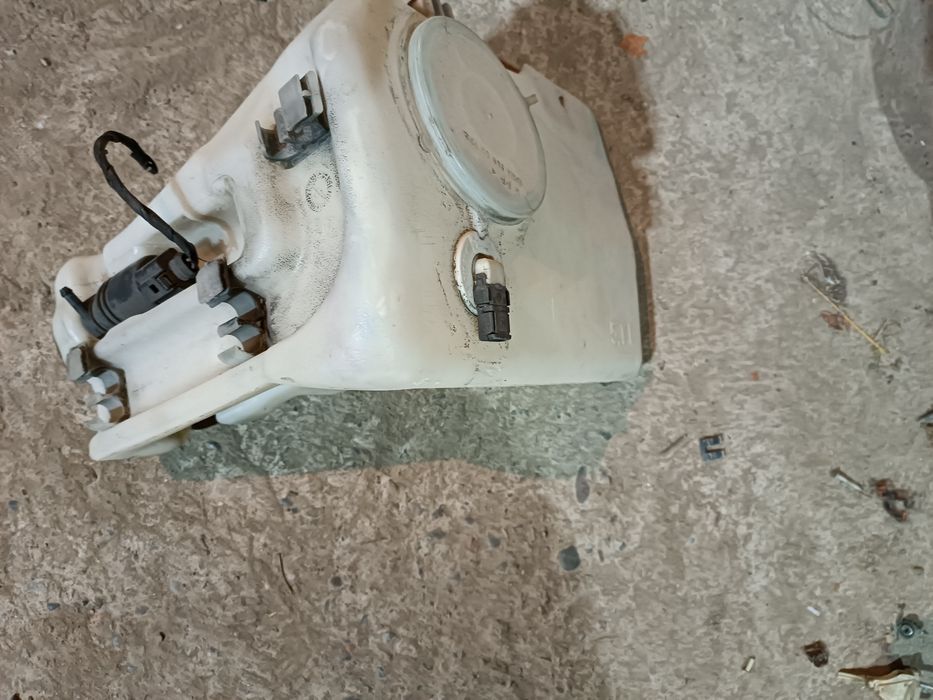 Продам бочек омывателя 124 Мерседеса