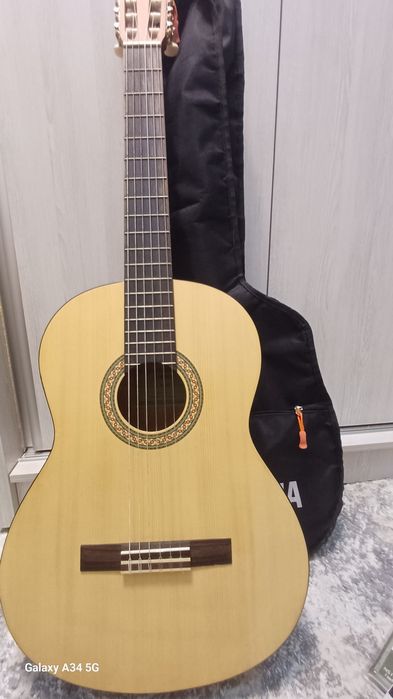 Продою гитару С40 М  гитара новая  доется чихол+новые 6 струны срочно