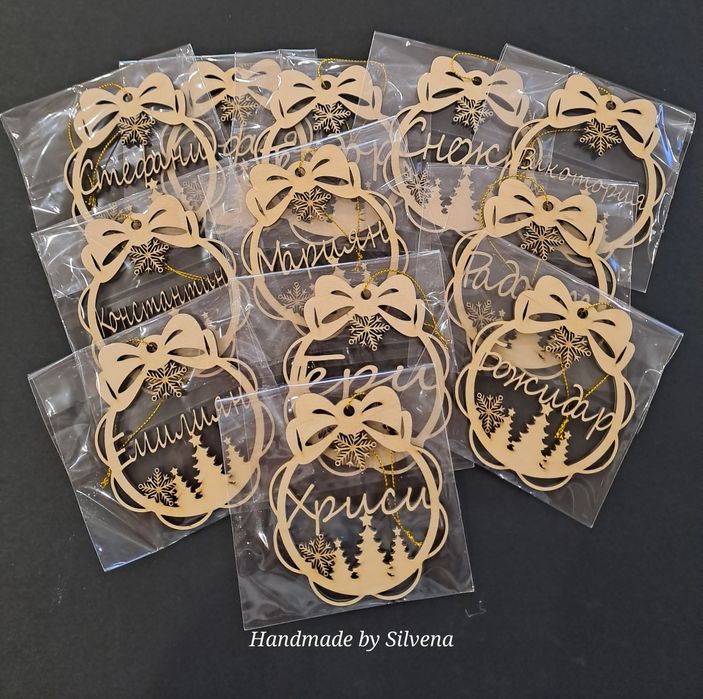 Коледни играчки за елха