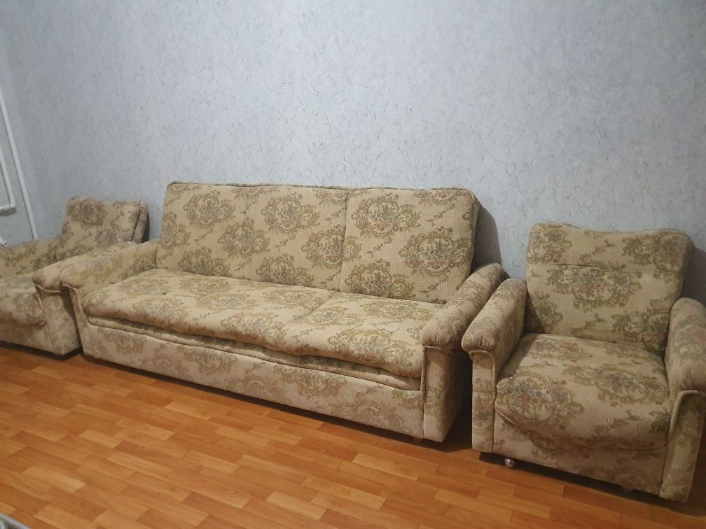 Продаётся б/у диван + 2 кресла