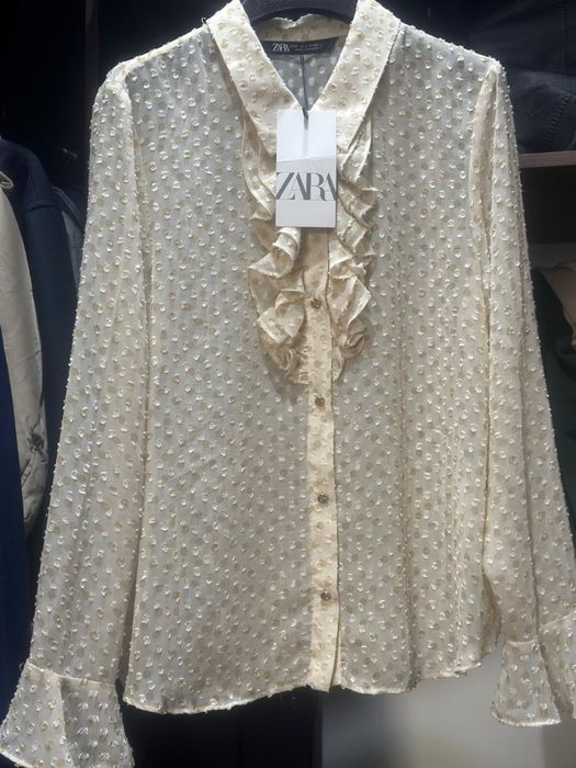 Блузка Zara в бежевом цвете