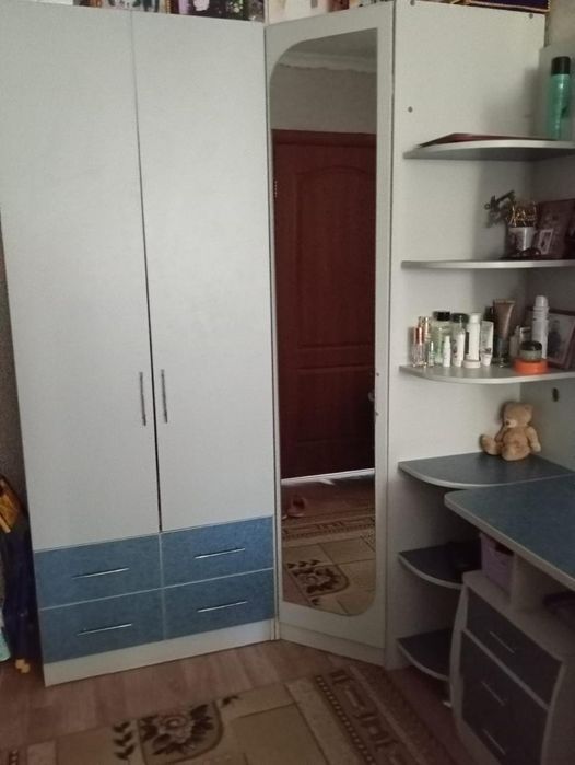 Продам шифонер и стол.