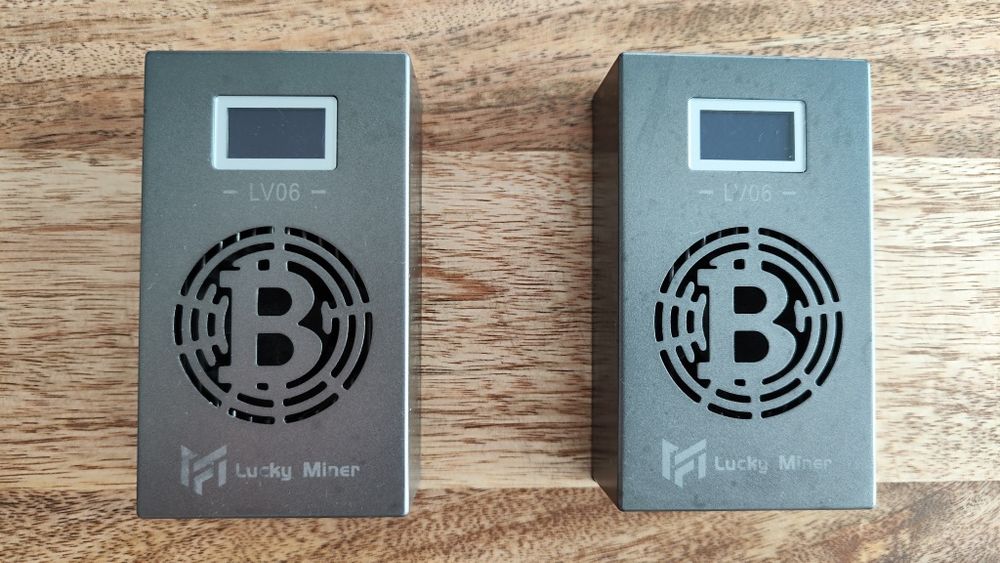 Продавам lucky miner 500GH за лотариен билет с две зарядни