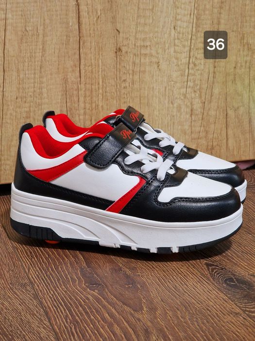 Adidasi cu role detașabile