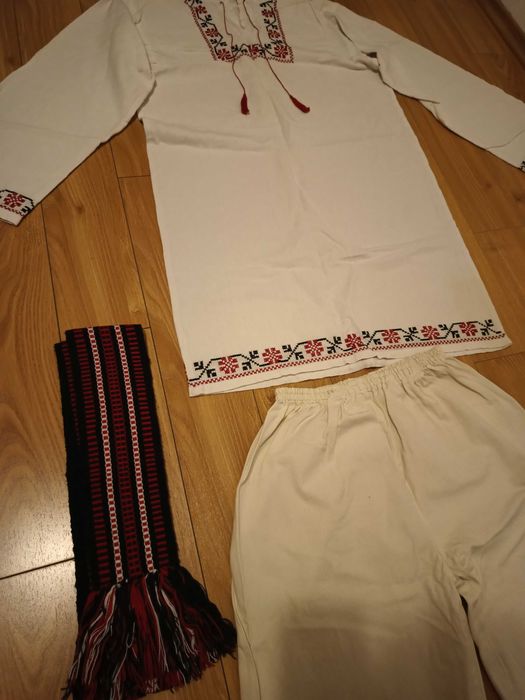 Costum popular tradițional bărbați: Ie, pantaloni,brau, șosete vintage