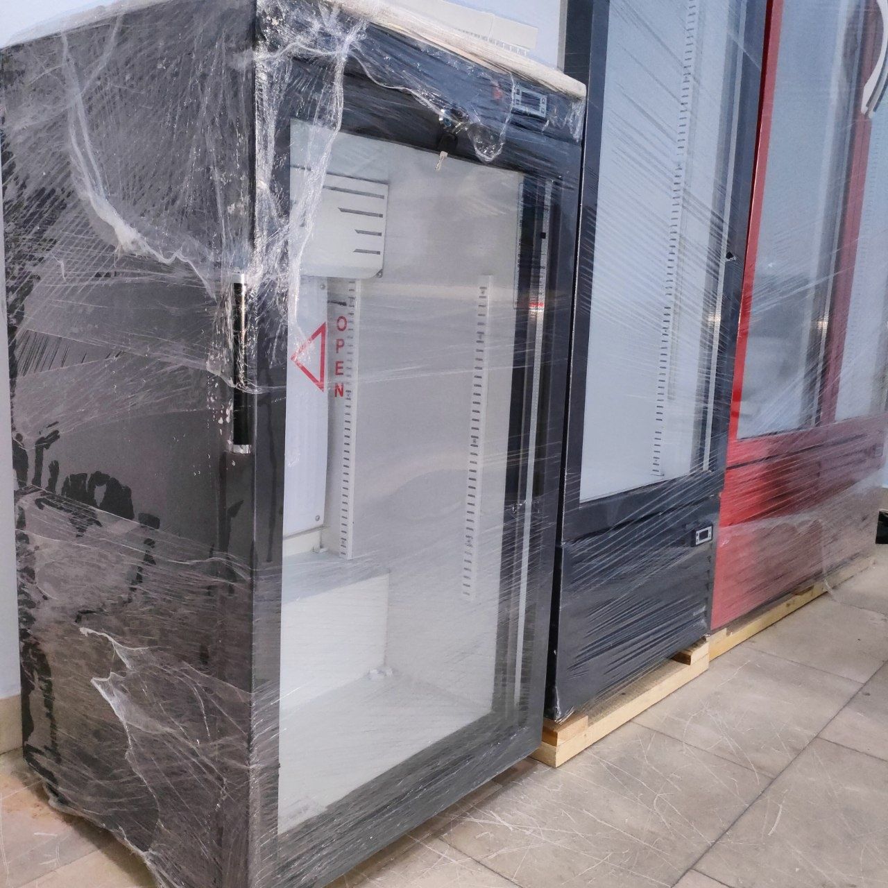 Новые витринные холодильники DEVI  HS 571. Под офисный.