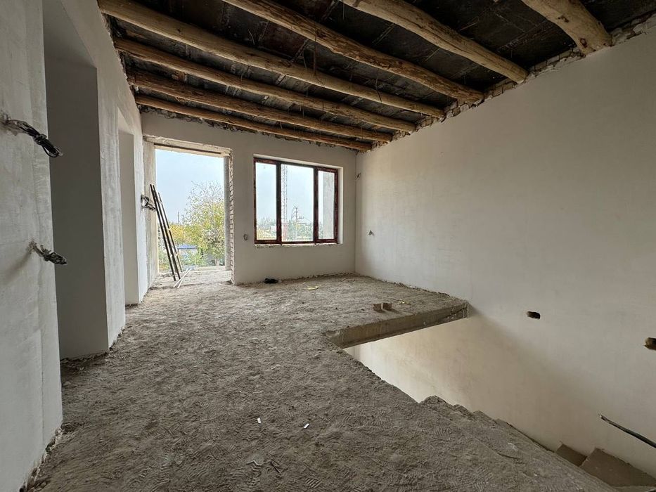 Продается коттедж на Амира Темура. 2.2 сотки