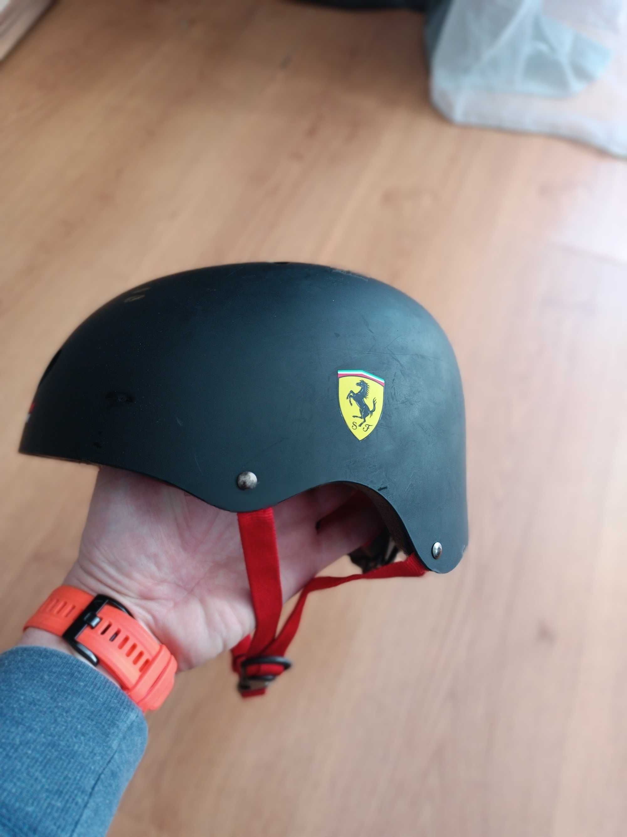 Вело/скейт каска Ferrari