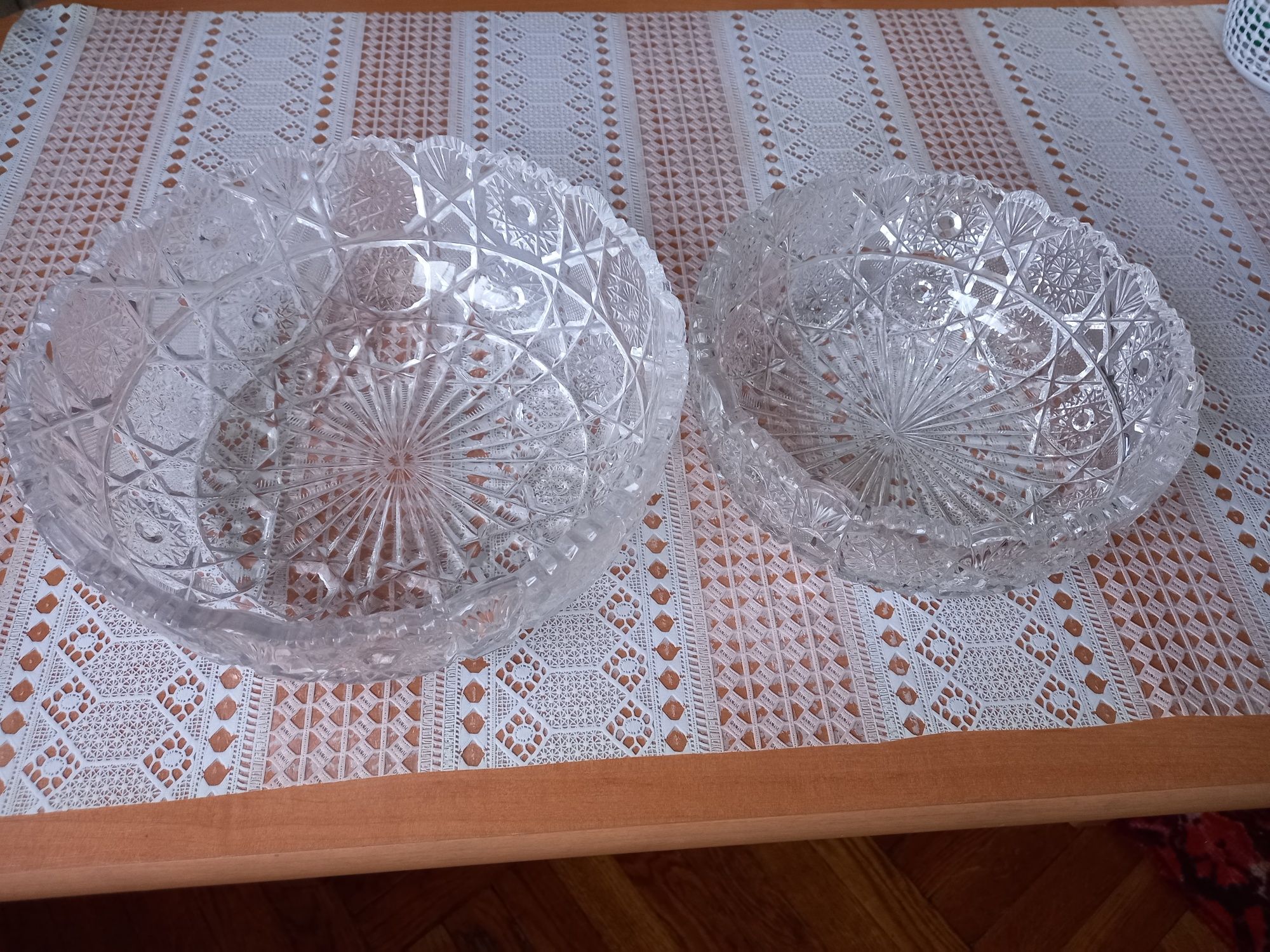 Хрустальные вазы разной величины.